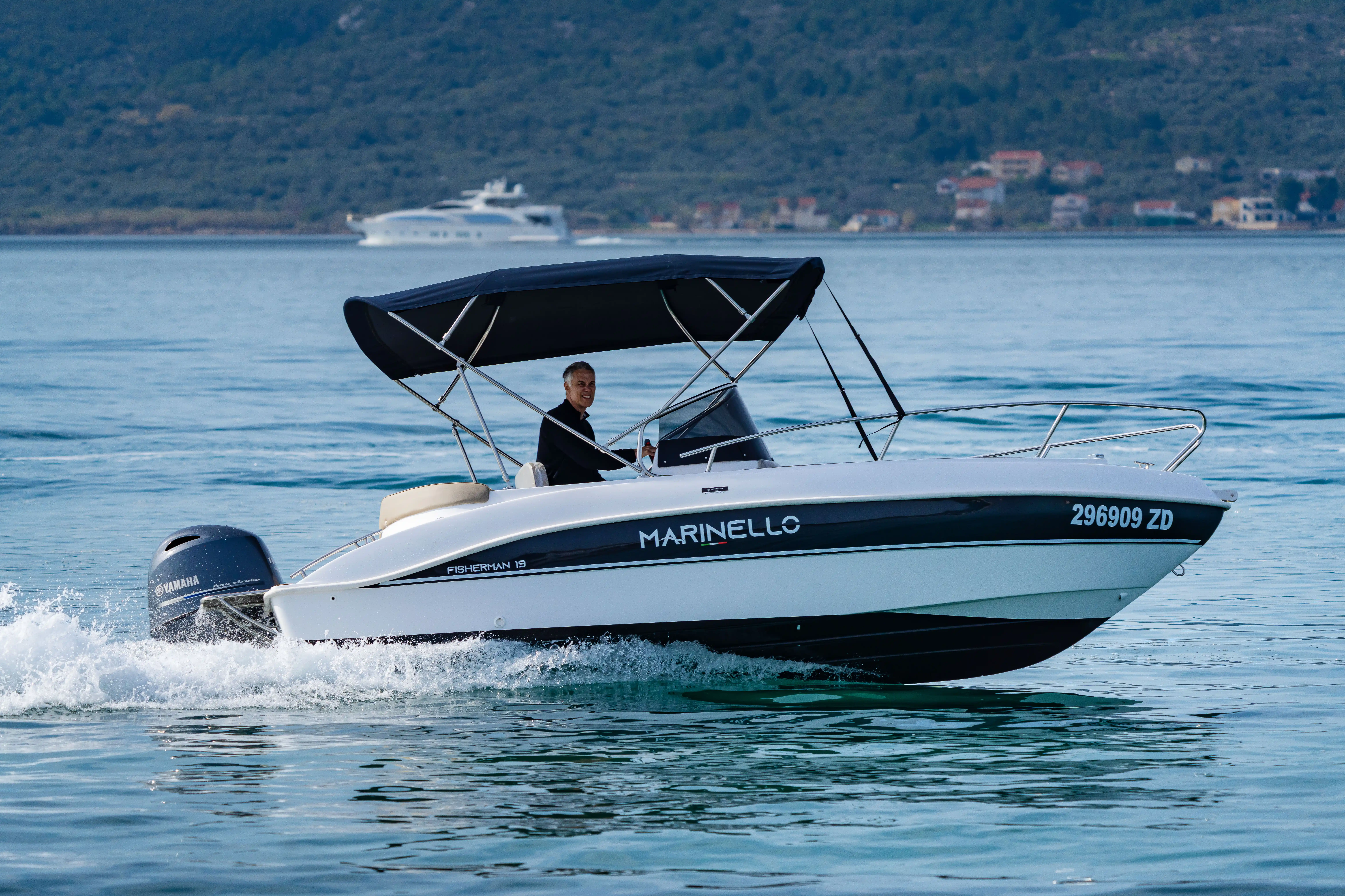 Marinello Fisherman 19 — pogled s boka, bijeli trup, Yamaha F115, registracija 296909 ZD