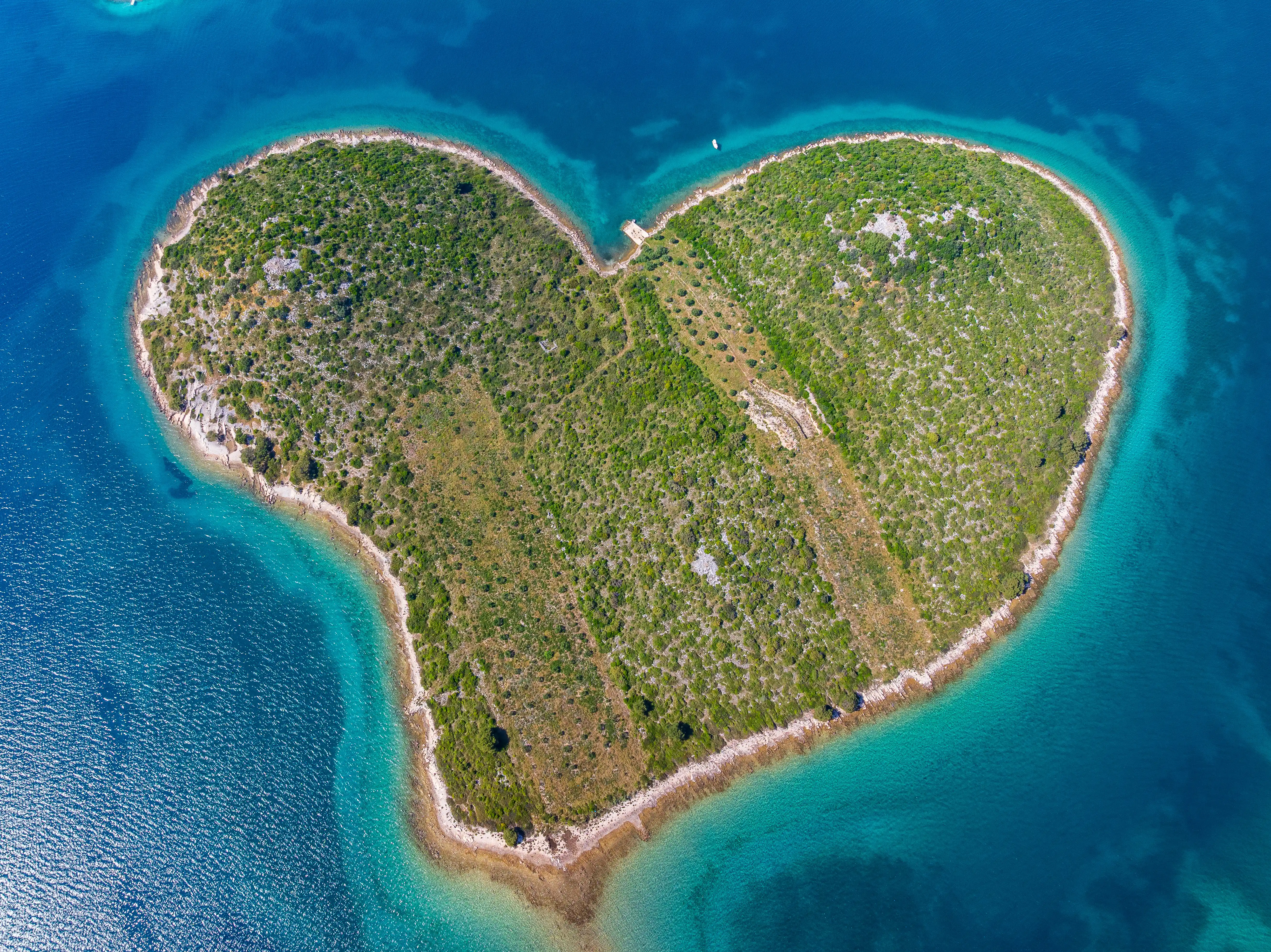 Galešnjak — srcoliki otok iz zraka, voda boje žada