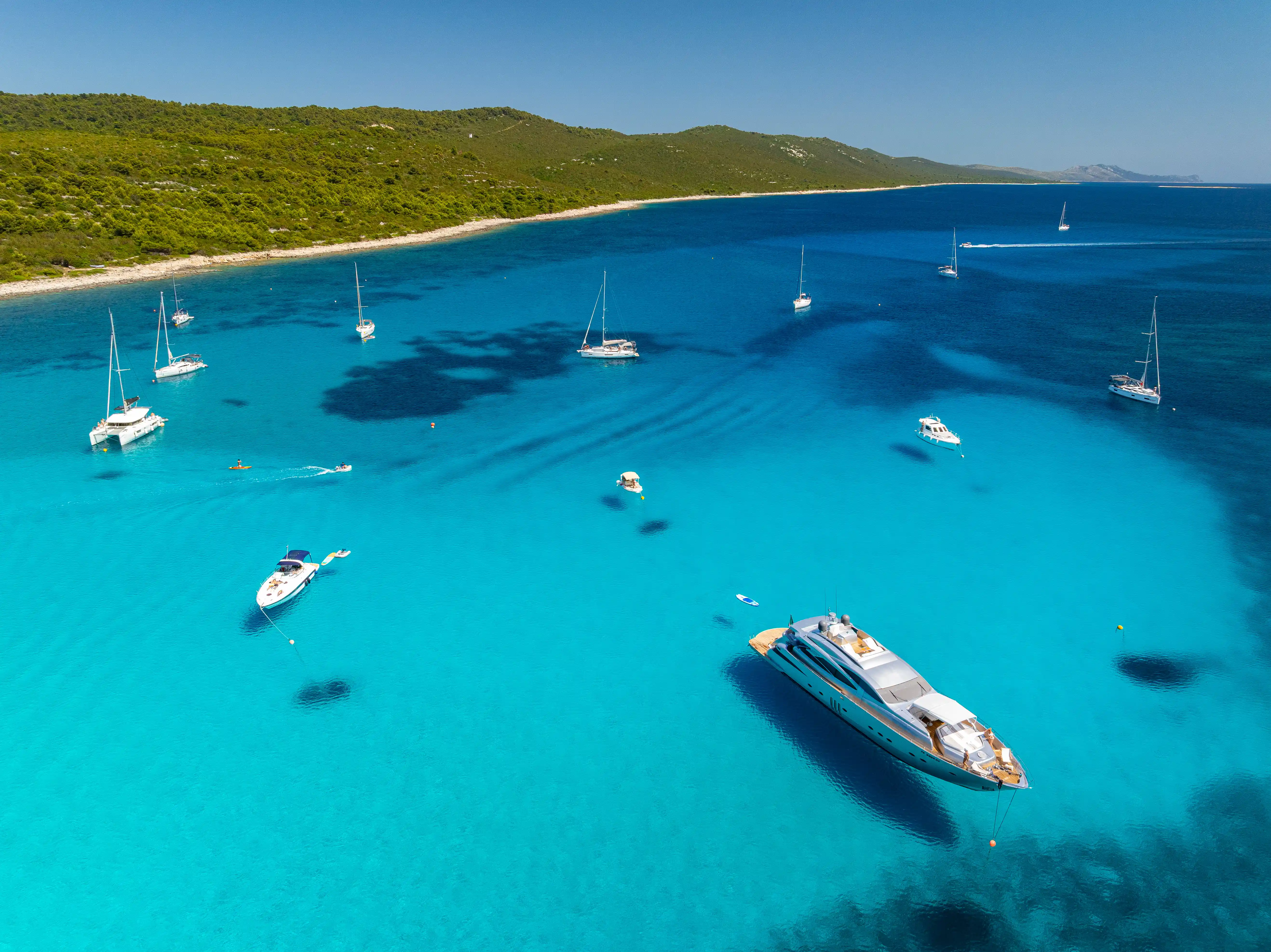 Kornati — niz krških otoka u plavom moru