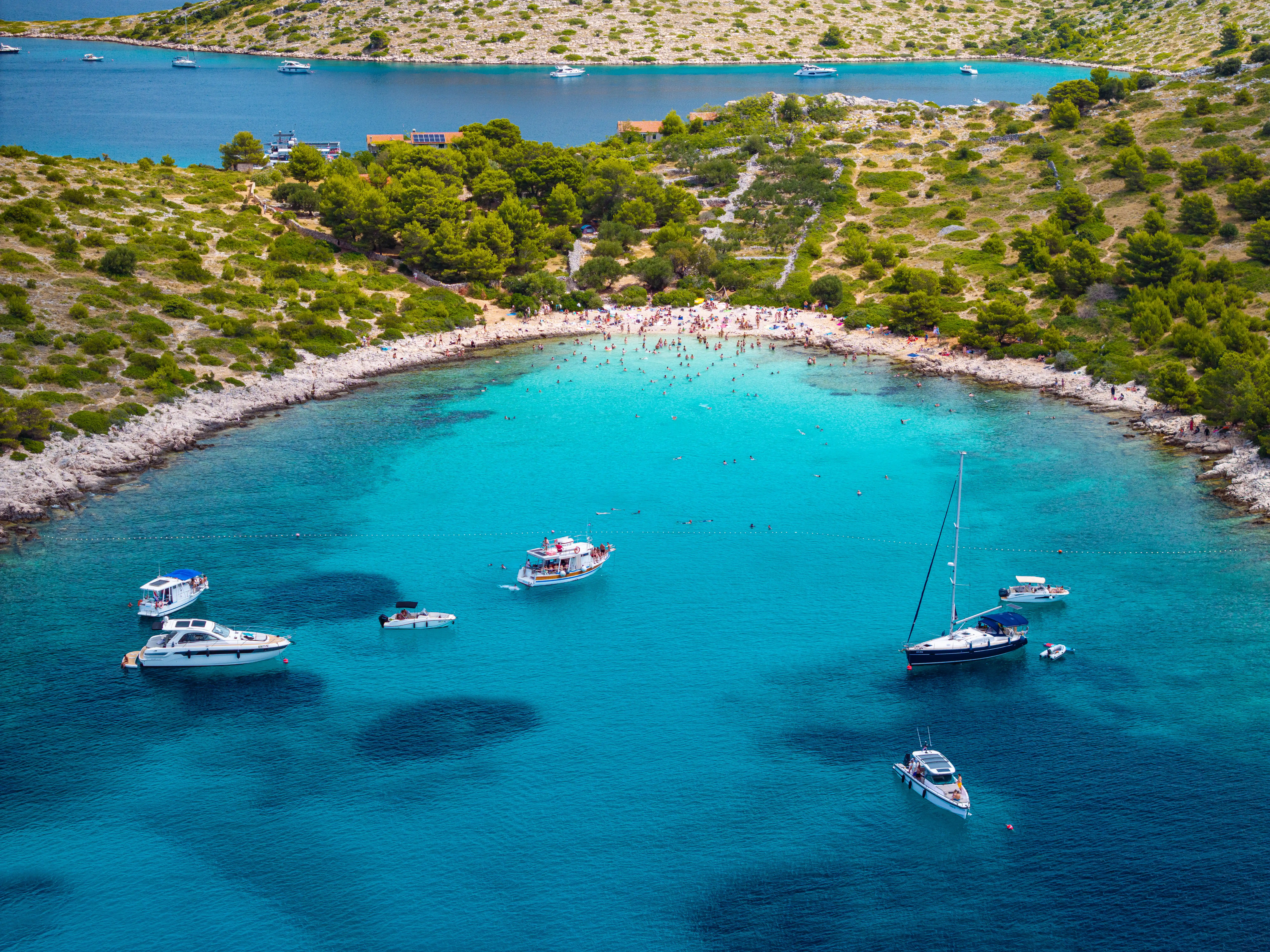 Uvala Lojena, otok Levrnaka — jedina pješčana plaža u Kornatima