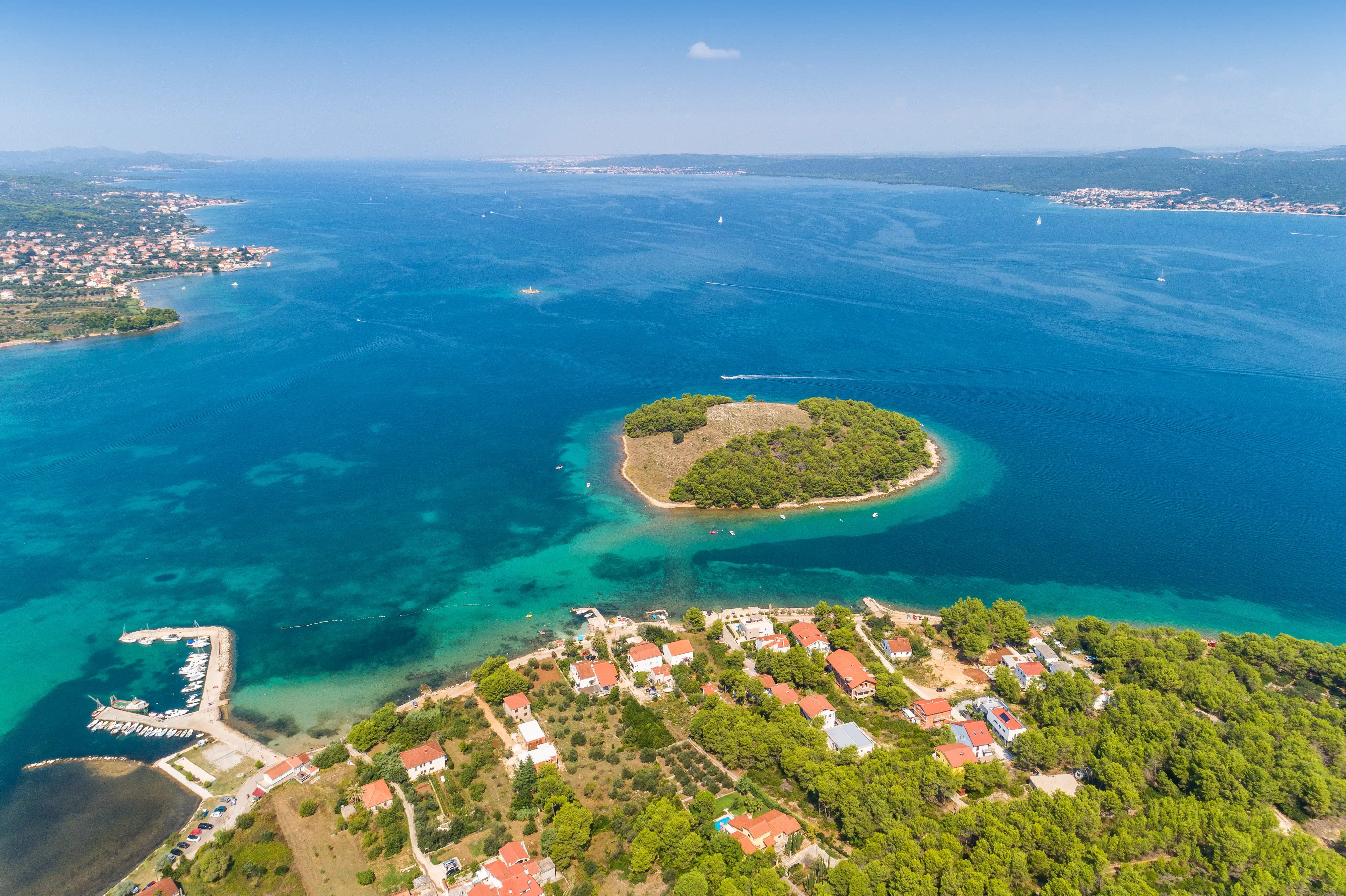 Mrljane na Pašmanu — mirne uvale i plićak boje žada